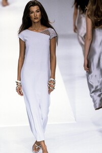 78710523_Valentino1999WomenRTW151.thumb.jpg.2e56c0cfdd0c775e38b3b5e20aa351f7.jpg