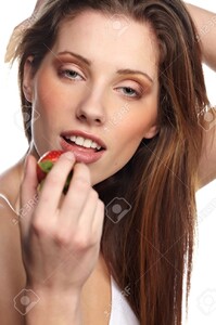 8878391-Belle-femme-avec-fraises--Banque-d'images.jpg