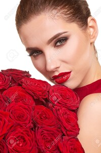 71589402-Beau-mod-le-posant-avec-des-roses-rouges-dans-le-studio-La-Saint-Valentin-Banque-d'images.jpg