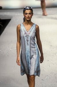 806977017_Blumarine1998WomenRTW3.thumb.jpg.0d159a8716f36c86157aeea261ad0f5e.jpg