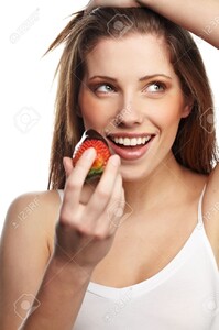 8878394-Belle-fille-manger-une-fraise-rouge-fra-che-avec-sauce-au-chocolat--Banque-d'images.jpg