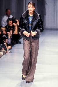 834555103_SalvatoreFerragamo1996WomenRTW35.thumb.jpg.44283ebb5a5788f2d5528cef657a5e45.jpg