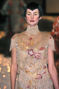 859330505_Givenchy1998HauteCouture66.thumb.jpg.1a94a77bfc1d05940fd2d507526ec86c.jpg