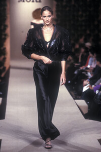 86166879_HanaeMori1999HauteCouture25.thumb.jpg.54e375c2f3f508665308ebff3b3cff2f.jpg