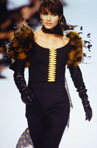 887303683_jennifer-flavin-dior-fw-1991(2).thumb.jpg.035f3a1b120e7b9b3d19252b8481a2c3.jpg