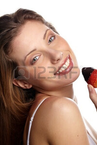 8878378-belle-femme-avec-fraises.jpg