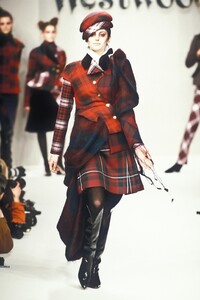 891583430_VivienneWestwood1996WomenRTW21.thumb.jpg.e7f3b1fa838182351d3c5d0d4447e730.jpg