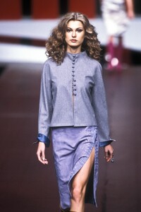 892274905_Valentino1999WomenRTW172.thumb.jpg.62aa2780463c4b53ec07faac9f72c95c.jpg