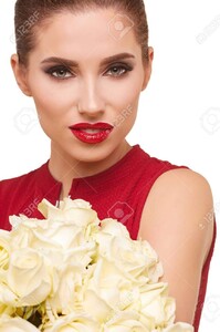 71589430-femme-tenant-bouquet-de-roses-blanches-et-en-regardant-la-caméra-saint-valentin-cocept.jpg