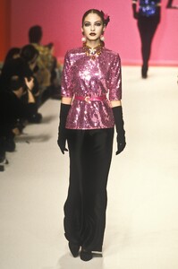 908986199_YvesSaintLaurent1996WomenRTW121.thumb.jpg.9ab642e2e5dc96421427d111fd1c45ad.jpg