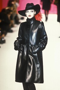 914511337_YvesSaintLaurent1996WomenRTW106.thumb.jpg.c70a2103d345c9cdb1bae6ae5306196d.jpg