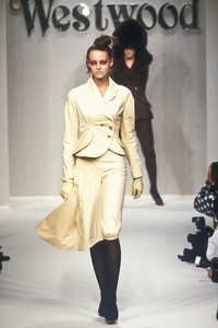 919262897_VivienneWestwood1996WomenRTW93.thumb.jpg.0a0c8a155983f193a0afc0a3dea3f36a.jpg