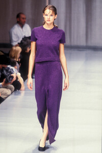 924842300_SalvatoreFerragamo1996WomenRTW108.thumb.jpg.8b077643026891d2d89d1a04f6fe4b2c.jpg