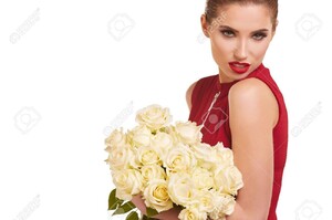 71589431-femme-tenant-bouquet-de-roses-blanches-et-en-regardant-la-caméra-saint-valentin-cocept.jpg