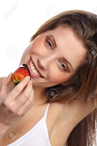 8878387-Belle-femme-avec-fraises--Banque-d'images.jpg