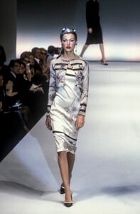 941415812_Blumarine1998WomenRTW1.thumb.jpg.e8d7704d18241505ce4f72cc513304d0.jpg