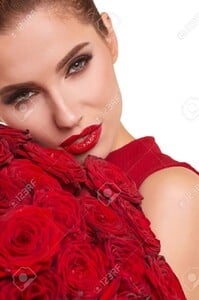 72865846-Belle-femme-surprise-avec-des-l-vres-rouges-posant-avec-des-fleurs-dans-le-studio-sur-un-fond-de-jou-Banque-d'images.jpg