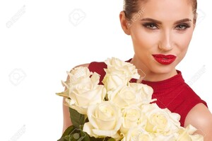 71589425-femme-tenant-bouquet-de-roses-blanches-et-en-regardant-la-caméra-saint-valentin-cocept.jpg