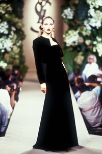 944691371_YvesSaintLaurent1998HauteCouture125.thumb.jpg.22c5674b615d72fdbd5db4628370a8b5.jpg