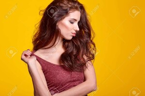 52242347-sensuelle-jeune-femme-avec-maquillage-naturel-posant-sur-fond-jaune-vif-copiez-espace-cosmétiques-soin.jpg