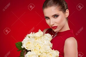 72865855-portrait-d-une-belle-jeune-femme-souriante-tas-de-détention-de-roses-blanches-et-en-regardant-la-ca.jpg
