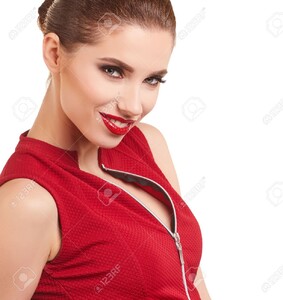 72218432-Portrait-d-une-jeune-femme-gaie-brune-en-robe-rouge-posant-et-en-d-tournant-les-yeux-sur-fond-blanc-Banque-d'images.jpg