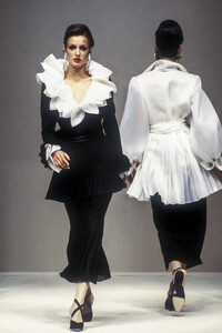 988940681_HanaeMori1993HauteCouture59.thumb.jpg.58f09b352ea7dc580d24f8b1b17196fd.jpg