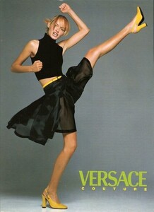 Amber-Valletta-bare-feet-2.jpg