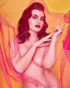 Charli-Howard4855-600x750.thumb.jpg.32636a25cd98af862f54373af5fb420a.jpg
