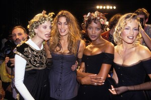 Couture-in-the-90s-vogue-credit-Getty-Images19.thumb.jpg.9f5c40018953ac78e306e5a6254194fb.jpg