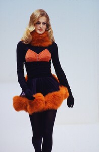 DOLCE-GABBANA-FALL-1991-12.thumb.jpg.3005eb51a5d630e62bfd2b3b28255c81.jpg