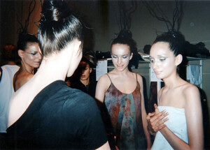 FRED-SATHAL-backstage-octobre-1996-Carrousel-du-Louvre-Collection-CONTRE-NATURE.jpg