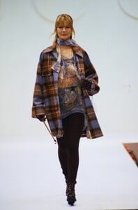 GUCCI-FALL-1993-KAREN-MULDER-2.thumb.jpg.907e938ac5e79d0de30b7e29e8ae1582.jpg