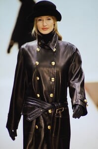 GUCCI-FALL-1993-KAREN-MULDER-4.thumb.jpg.094633cfe428a8e39cfe2c6bae28d00c.jpg