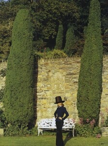 Hats_Elgort_US_Vogue_September_1992_04.thumb.jpg.07727f19c7e5d235f2a0d3bcb6eabb16.jpg