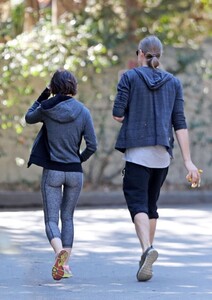 Lily-Collins-Booty-in-Leggings--10-662x934.jpg