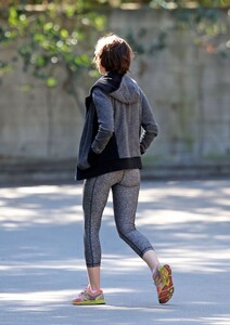 Lily-Collins-Booty-in-Leggings--13-662x934.jpg