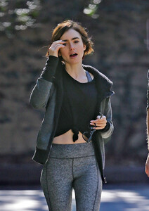 Lily-Collins-Booty-in-Leggings--27.jpg