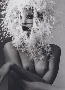 Penn_US_Vogue_December_1994_04.thumb.jpg.4128e0cf9aa2f040f7c8c0ad8ef29b9c.jpg
