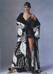Penn_US_Vogue_November_1997_02.thumb.jpg.4337c1a733a76ff81a48a2eb76f65d78.jpg