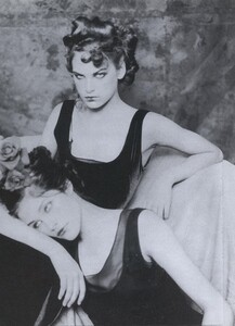 Roversi_Alberta_Ferretti_Fall_Winter_1997_98_04.thumb.jpg.614d8aa0dbbc236d9015c94abf5d146e.jpg