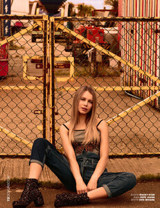 Serafima-Kobzeva-Andrew-Hiles-Design-SCENE-Magazine-02.thumb.jpg.6dd1a9a4a6fa38779e6d832eb4d60aa4.jpg
