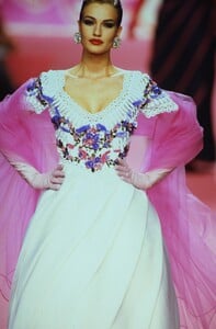 VALENTINO-COUTURE-FALL-1991-1.thumb.jpg.3ed556624aa01ed373ecfcb8bdd41adc.jpg