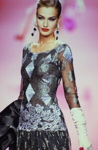 VALENTINO-COUTURE-FALL-1991-6.thumb.jpg.a2457f775da6abc5bf4efaa87ebb5cdd.jpg