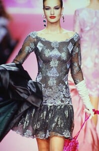 VALENTINO-COUTURE-FALL-1991-7.thumb.jpg.fbc69a52b79f104899fc9d3e57868cd4.jpg