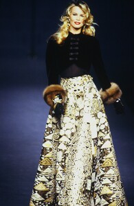 VALENTINO-COUTURE-FALL-1992-1-CLAUDIA-SCHIFFER-4.thumb.jpg.3cfe3315d735e4517c2169efff842b71.jpg