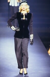 VALENTINO-COUTURE-FALL-1992-1-KAREN-MULDER-13.thumb.jpg.65019fbfba34703ff990ecf085b7e743.jpg