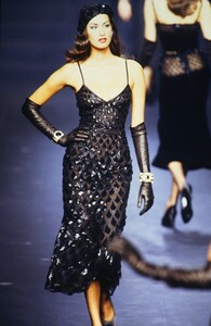 VALENTINO-COUTURE-FALL-1992-1-YASMEEN-GHAURI-12.thumb.jpg.27a9306df9ff2d3283e4a77bd7316ccb.jpg