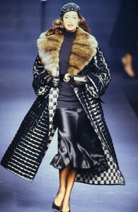 VALENTINO-COUTURE-FALL-1992-1-YASMEEN-GHAURI-14.thumb.jpg.47aa9c3d036da9619c9c10467c8869e1.jpg