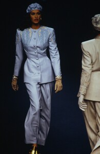 VALENTINO-COUTURE-FALL-1992-1-YASMEEN-GHAURI-2.thumb.jpg.992579d60031b6cc31545ffc4ee7c931.jpg